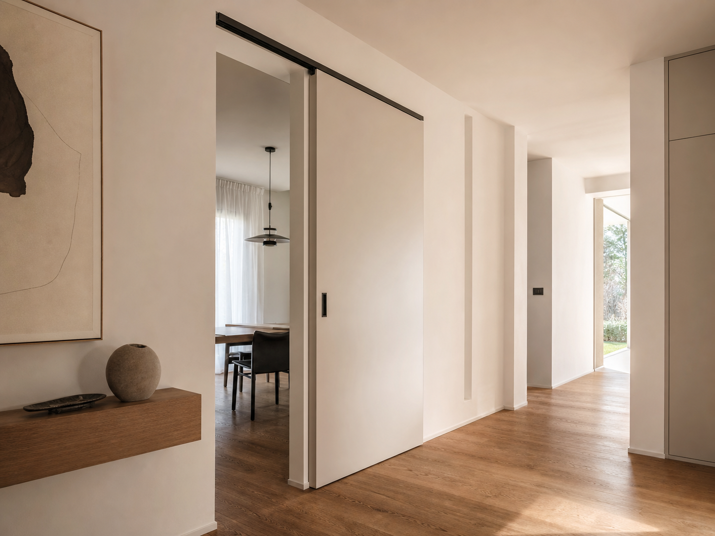 Porta scorrevole a scomparsa inserita in una parete di cartongesso in un interno moderno